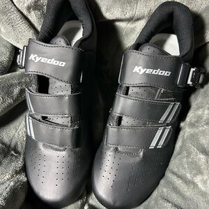 Nice Men’s/Women’s NWOB Black Kyedoo Cycling Shoes, Sz Eu 40, US Men 7, Womens 9
